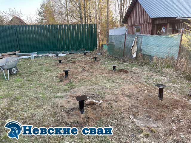 Фундамент для бытовки, 8 винтовых свай диаметом 89 мм